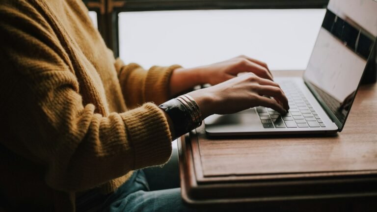 Écrire un email professionnel : règles simples et 4 exemples pour étudiants et jeunes diplômés