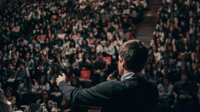 Prise de parole en public : 10 conseils pour réussir un exposé ou une présentation Prise de parole en public : 10 conseils pour réussir un exposé ou une présentation